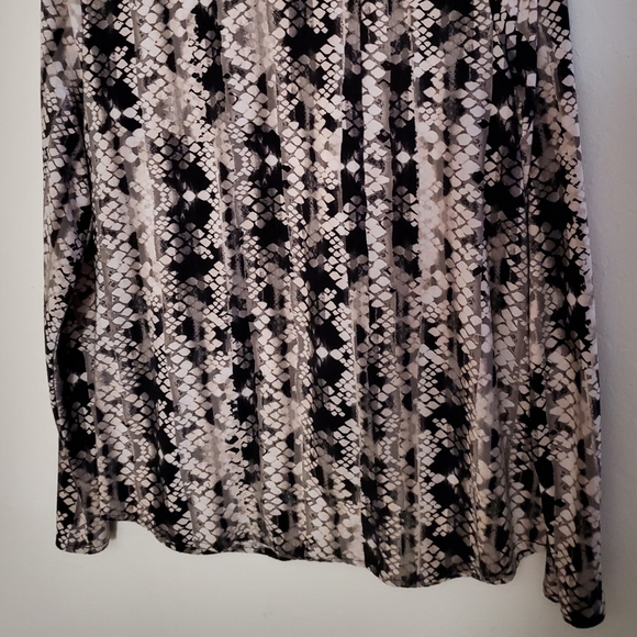 Tunic Style Long Sleeved Blouse - Picture 4 of 8